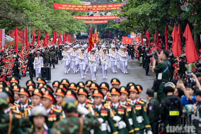 Biển người ở Điện Biên Phủ hò reo đón chào đoàn diễu binh, diễu hành