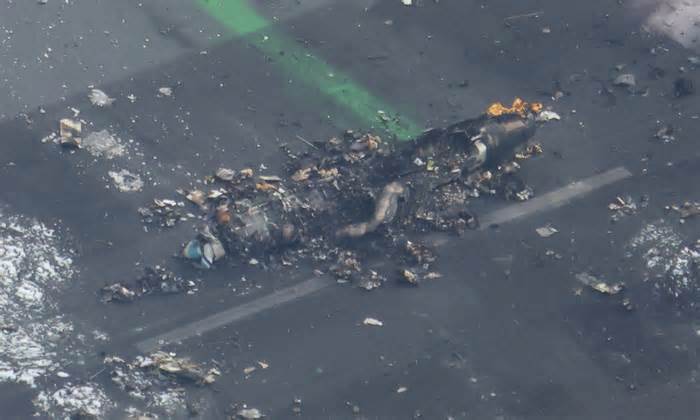Nhật tìm thấy hộp đen máy bay bốc cháy