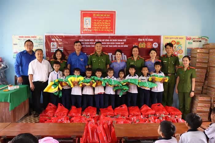 Mang Tết đến với trẻ em miền núi Quảng Nam