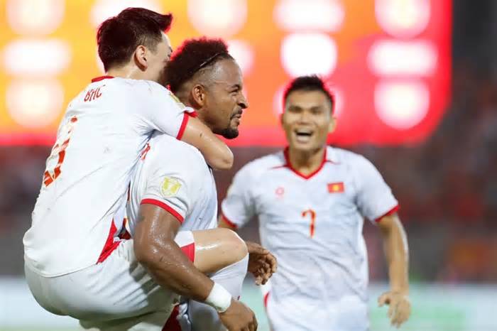 BLV Quang Tùng: 'Tuyển Việt Nam đang chơi theo kiểu rình rập săn mồi'