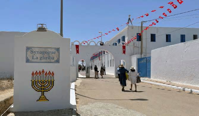 Tunisia: Một vệ binh quốc gia xả súng gần giáo đường Do Thái