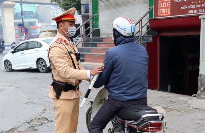 Hà Nội: Vì sao nhiều người vẫn lao xe máy lên vỉa hè, bất chấp mức phạt cao?