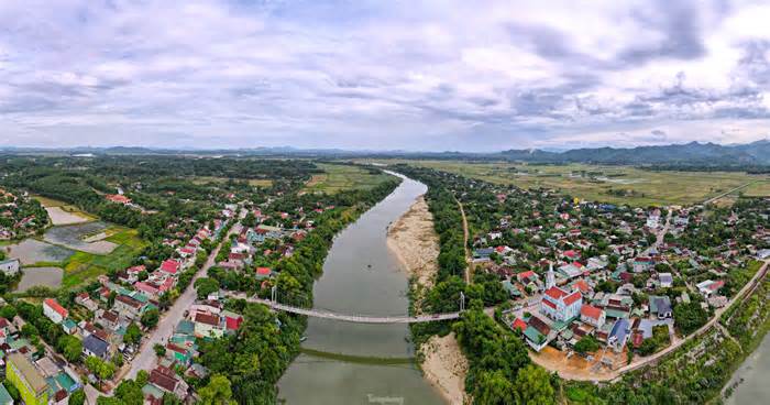 Nơm nớp lo sợ khi qua cầu treo ‘già yếu’