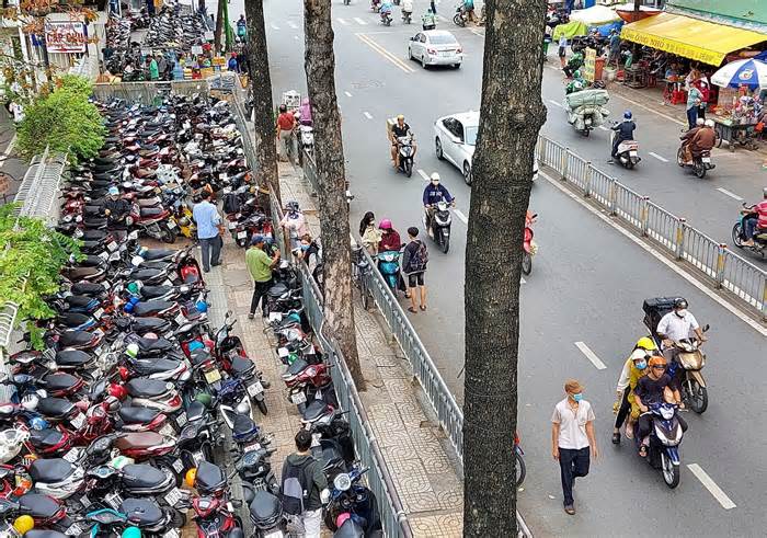 TP Hồ Chí Minh bó tay với bãi xe chiếm vỉa hè bệnh viện