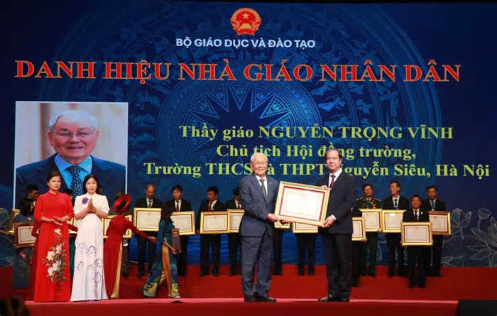 Vinh danh thầy giáo 70 năm gắn với nghiệp 'trồng người'