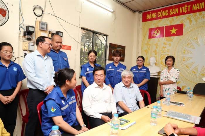 Lãnh đạo TPHCM đến nơi biểu dương các chiến sĩ 'Mùa hè số'