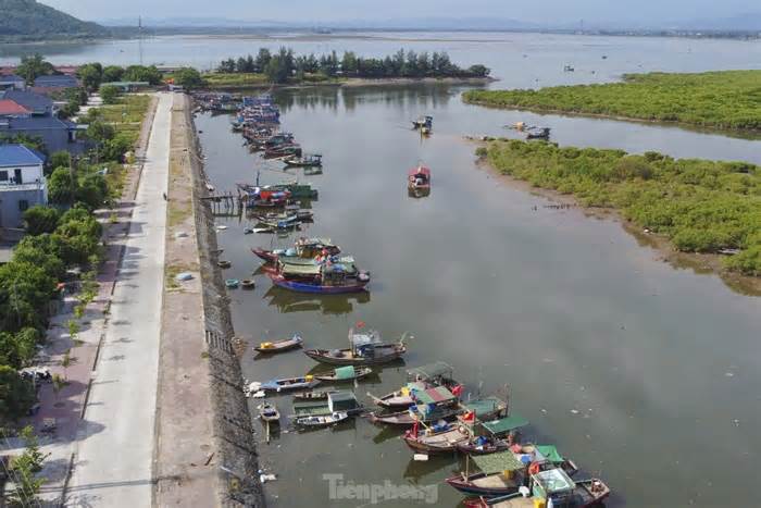 Tàu cá hư hỏng nằm chỏng chơ dọc âu thuyền ở Hà Tĩnh