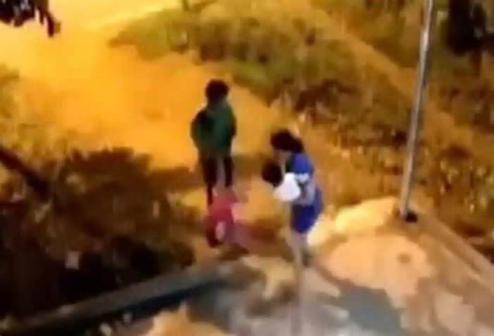 Khởi tố người bố ở Thanh Hóa cầm chân con 4 tuổi ném ra đường