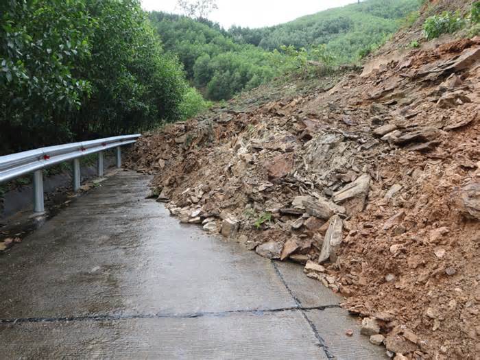Ngọn đồi ở Quảng Ngãi sạt lở, gần 8.000 khối đất, đá tràn xuống đường
