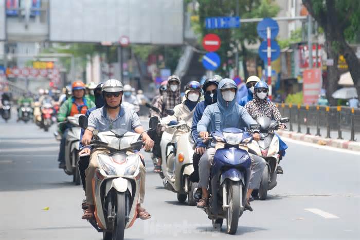 Hà Nội nắng 'rát mặt', mặt đường lên đến hơn 50 độ C