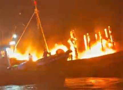 Cháy tàu cá ở biển Mũi Né, đang ứng phó nguy cơ sự cố tràn dầu