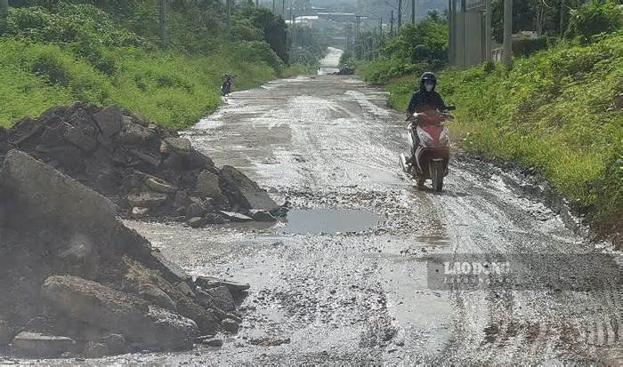 Sau khi bị phản ánh là vừa xong đã hỏng, đường trăm tỉ ở Điện Biên bất ngờ được sửa