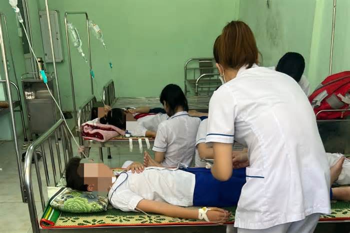 Nhiều học sinh tại Quảng Trị nghi ngộ độc sau khi uống nước có hạt hút ẩm