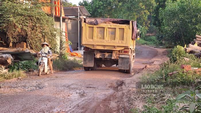 Xe chở đất quần thảo, cày nát đường dân sinh