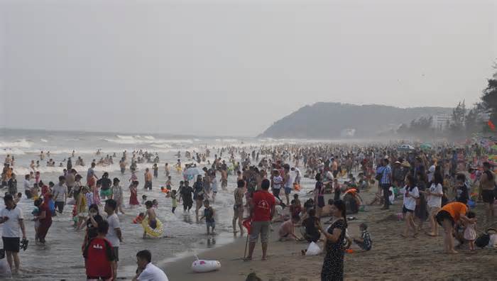 Hàng chục nghìn người đổ về Sầm Sơn tắm biển trước giờ khai trương