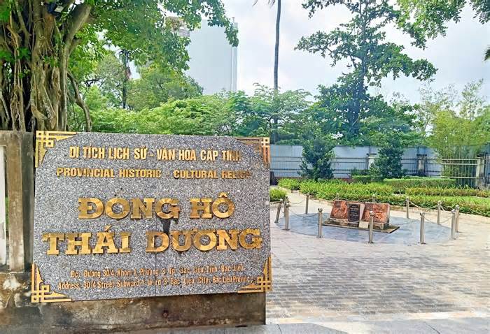 Đồng hồ đá hơn 100 tuổi độc nhất Việt Nam có dấu hiệu xuống cấp