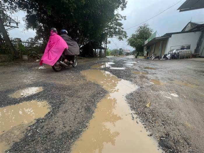 Dân khốn khổ vì đường cũ xuống cấp, trong khi đường 300 tỉ đồng chậm tiến độ