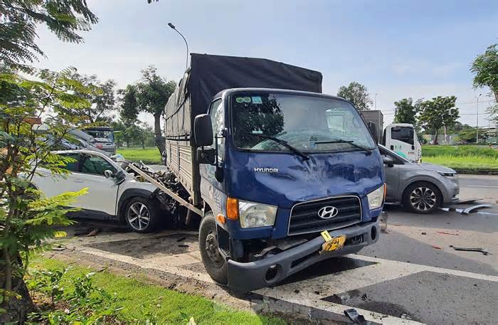 Điều tra vụ tai nạn liên hoàn khiến 2 người tử vong trong ô tô ở TPHCM