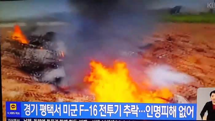 Khoảnh khắc tiêm kích F-16 Mỹ đâm thẳng xuống đất ở Hàn Quốc