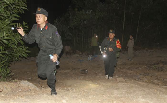 Khen thưởng cảnh sát cơ động leo núi, xuyên đêm chữa cháy rừng ở Bình Định