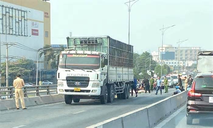 Va chạm xe tải trên cầu vượt ở Đồng Nai, 2 người đi xe máy tử vong