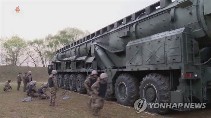 Xem Triều Tiên phóng thử 'ICBM mạnh nhất' Hwasong-18