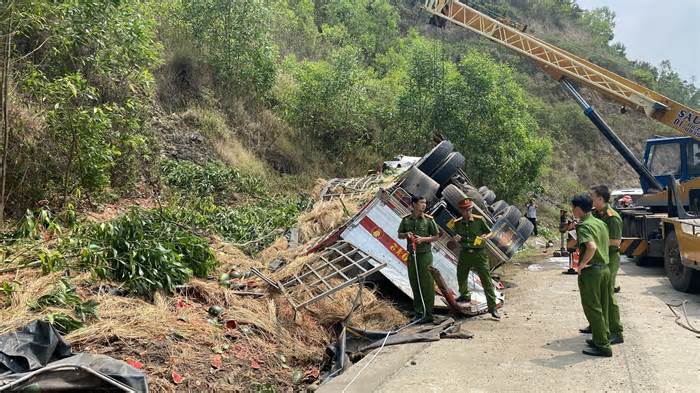 Vụ lật xe chở dưa hấu khiến 9 người thương vong: Xe tải tự đâm vào vách núi