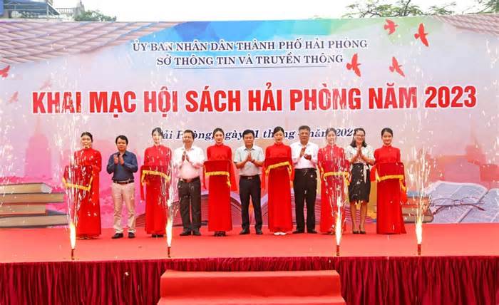 Độc giả hào hứng tham gia hội sách Hải Phòng năm 2023