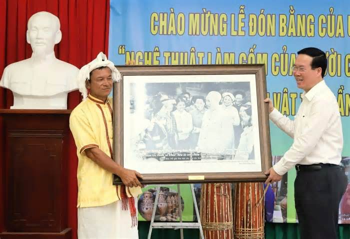 Chủ tịch nước Võ Văn Thưởng thăm bà con làng gốm Bàu Trúc