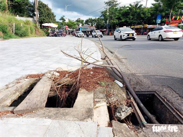 Mất hàng loạt nắp cống ở Phú Quốc, địa phương cho giăng dây cảnh báo