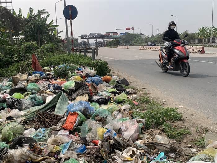 Bãi rác lộ thiên gây ô nhiễm ngay trạm thu phí và quốc lộ 10 tại Hải Phòng
