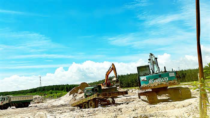 Bát nháo khai thác cát ở Bình Thuận