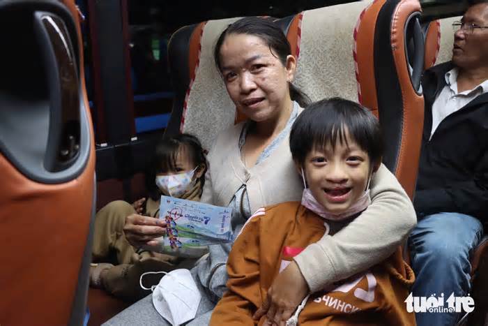 Đêm Sài Gòn, 'Chuyến xe số 7+' đưa 300 bà con khó khăn về quê ăn Tết