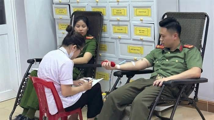 Cụ bà vượt qua nguy kịch nhờ 4 cán bộ công an hiến máu