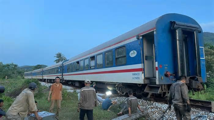 Vì sao tàu hỏa liên tục bị trật bánh ở Lăng Cô?