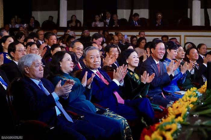 Việt Nam vững bước trên con đường độc lập dân tộc và chủ nghĩa xã hội, tích cực đóng góp cho hòa bình, hữu nghị, hợp tác và phát triển trên thế giới