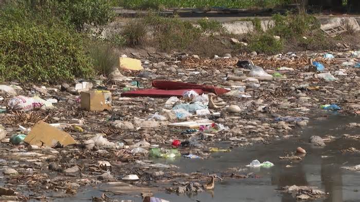Lòng sông ngập ngụa, ùn ứ hàng tấn rác thải
