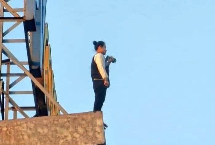 Cô gái 19 tuổi leo lên nóc tòa nhà 25 tầng định tự tử được giải cứu