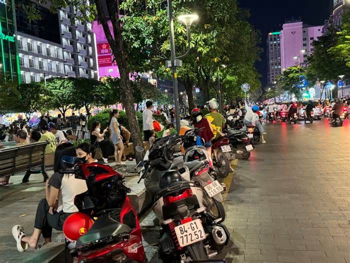 Người dân đi phố đi bộ Nguyễn Huệ sắp hết cảnh vừa chơi, vừa giữ xe máy