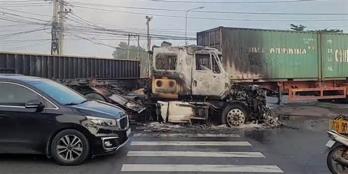Hai xe container tông nhau bốc cháy trên đường ở Bình Dương