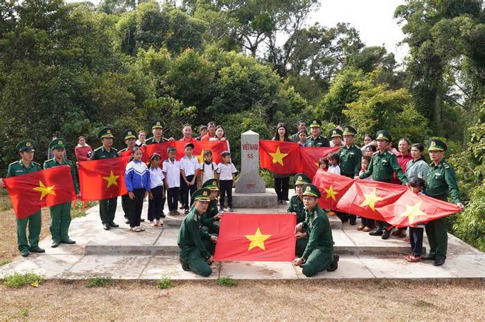 Trao tặng 10.000 lá cờ Tổ quốc cho vùng biên giới ở tỉnh Đắk Nông