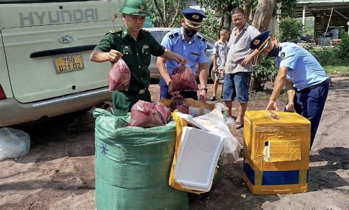 Bắt giữ nhiều vụ vận chuyển nội tạng động vật không rõ nguồn gốc ở biên giới