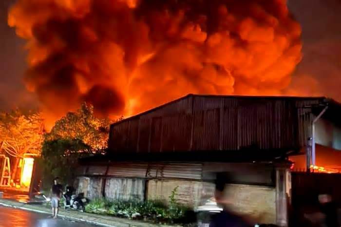Cháy xưởng vải hơn 1.000m2 ở TPHCM