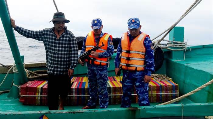 Kiên Giang: Bắt tàu cá chở 80.000 lít dầu D.O