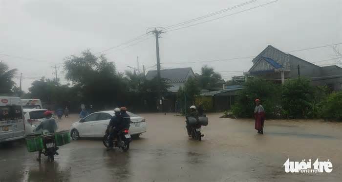 An Giang, Sóc Trăng: Mưa làm sập nhà, thiệt hại hàng ngàn hecta lúa, hoa màu của nông dân