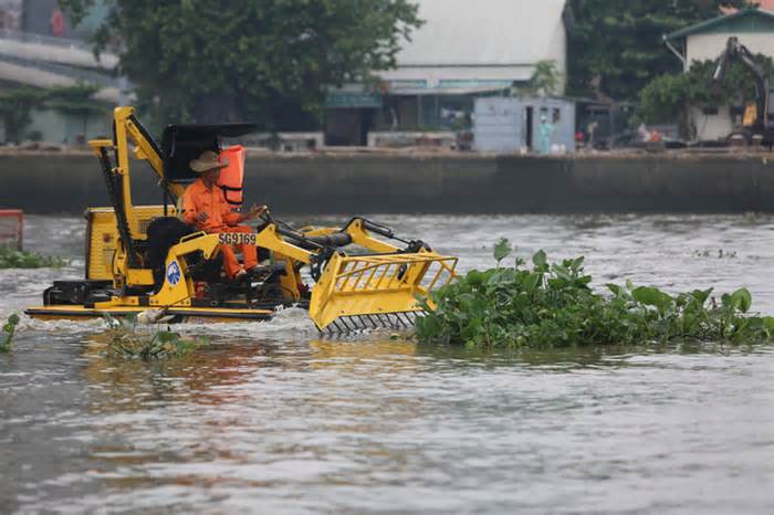 Thu gom rác sông, rạch cần thiết, nhưng ngăn xả từ đầu mới cấp bách