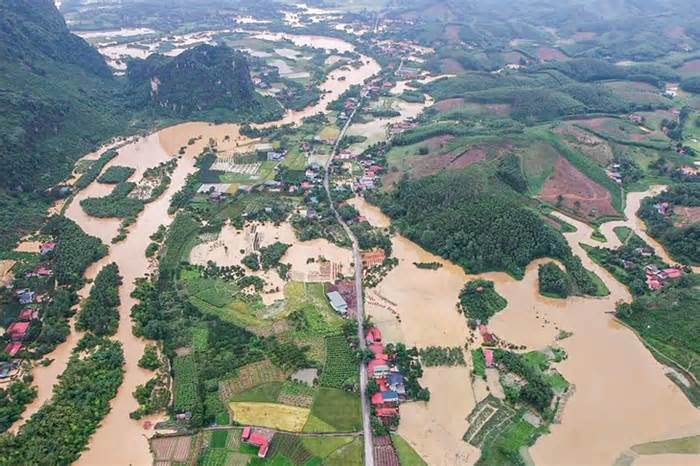Sơ tán hàng trăm hộ dân khỏi biển nước đe dọa ngay trong đêm