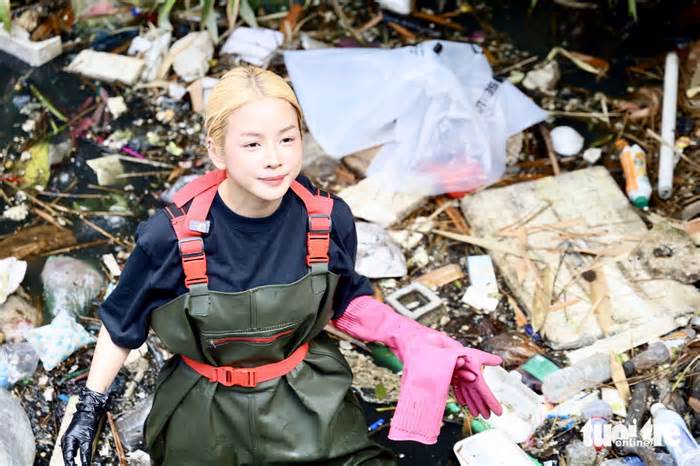 Vớt gần 5 tấn rác trên kênh thoát nước quận Tân Bình