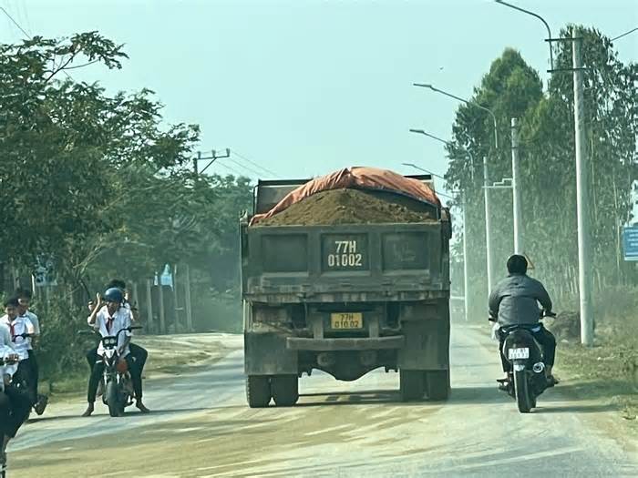 Lấy đất mỏ san lấp nền, xe ben chở đất vượt thùng 'tung hoành' trên đường