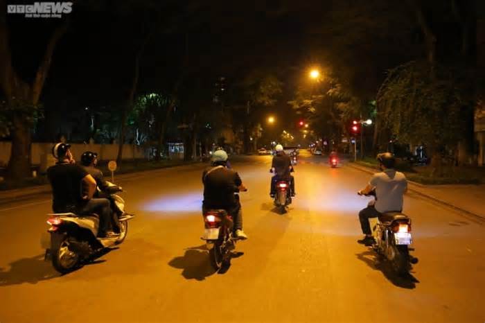 Cảnh sát 141 hóa trang tóm các 'quái xế' nẹt pô, lạng lách trên phố Hà Nội